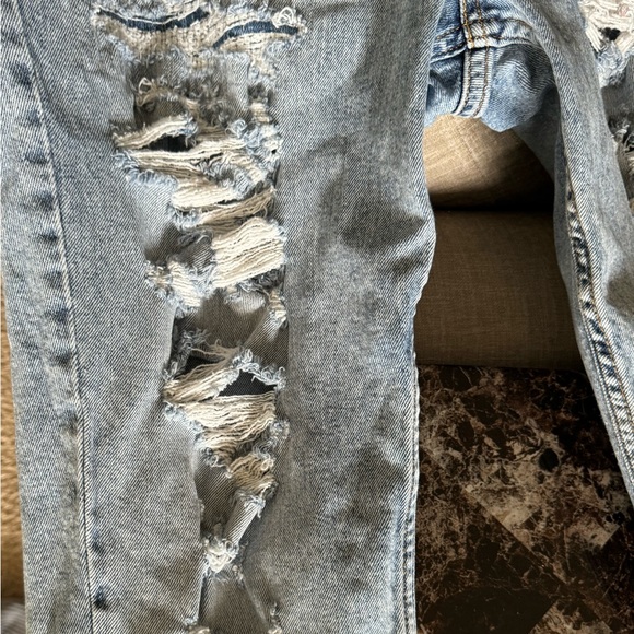 Men’s Distressed Levi Jeans - Picture 2 of 8